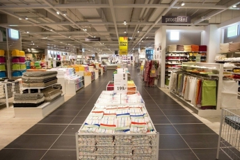 Při rekonstrukci interiérů nové prodejny XXXLutz v Praze na Černém Mostě a při lepení obkladů a dlažeb se ve velké míře uplatnily výrobky stavební chemie Ceresit