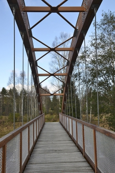 Oblouk má rozměry 320 x 900 mm, táhlo 320 x 700 mm. Nosníky takovéto šířky je obtížné vyrobit, proto se realizovaly ze dvou nosníků šířky 160 mm,  spřažených ocelovými svorníky.