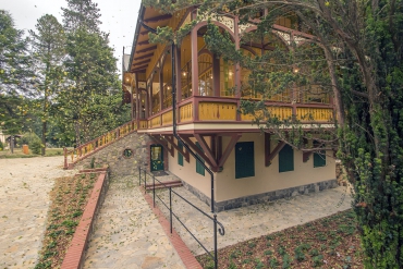 U objektu je nová venkovní dlažba, přízemí je obloženo lipovským mramorem