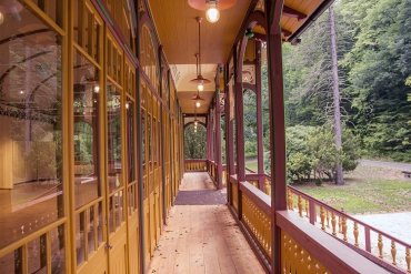 Patro s tanečním sálem má po obvodu dřevěnou pavlač s množstvím původních zdobných prvků