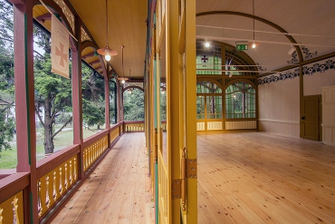 Podlaha tančírny je z nových podlahových prken (fošen), ostatní prvky zůstaly zachovány