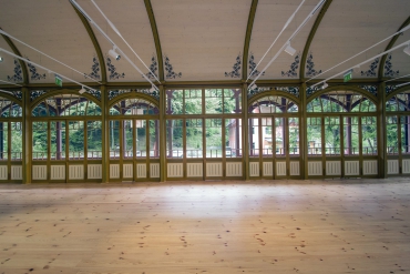 V tanečním sále autoři projektu doplnili táhla s novým osvětlením