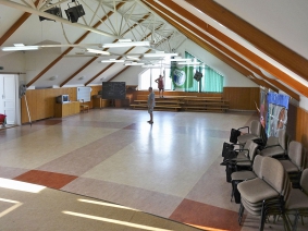 Obr. 2: Pohled do podkrovní místnosti a zřejmý ocelový vazník podporující vazničky