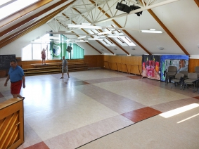 Obr. 2: Pohled do podkrovní místnosti a zřejmý ocelový vazník podporující vazničky