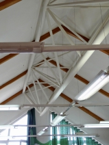 Obr. 2: Pohled do podkrovní místnosti a zřejmý ocelový vazník podporující vazničky