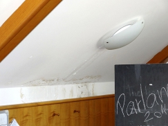 Obr. 3: Příklady vlhkostních map v podkrovní místnosti