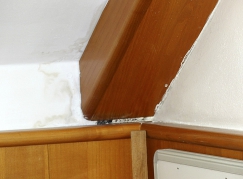 Obr. 3: Příklady vlhkostních map v podkrovní místnosti