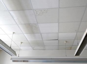 Obr. 4: Ukázka míst zatečení do učebny chemie ve 2 NP