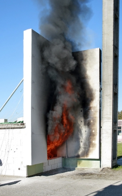 Obr. 2, 3 Vzorek zateplení s tepelnou izolací Isover TWINNER v průběhu a po ukončení velkorozměrové zkoušky dle ISO 13785-2 (3 MW, 30 minut). Zateplení fasády zůstává celistvé a nešíří ani extrémní požár. V průběhu zkoušky nedošlo k žádnému odpadávání ani odkapávání částic zateplení.