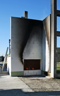 Obr. 2, 3 Vzorek zateplení s tepelnou izolací Isover TWINNER v průběhu a po ukončení velkorozměrové zkoušky dle ISO 13785-2 (3 MW, 30 minut). Zateplení fasády zůstává celistvé a nešíří ani extrémní požár. V průběhu zkoušky nedošlo k žádnému odpadávání ani odkapávání částic zateplení.