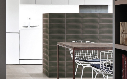 Dnešní kolekce obkladových prvků, tj. obkládaček nebo dlaždic, jsou všeobjímající, inspirované přírodou, a tak mají vzhled kamene, dřeva nebo betonu, jako je tomu např. v produkci firmy Soci (foto archiv firmy)