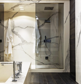 Velké tenké porcelánové panely, například od firmy Florim, jsou použitelné pro podlahové a stěnové aplikace