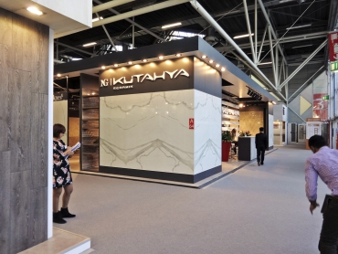 Velkoformátové dlaždice různých textur, jako jsou ty od NG Kutahya, nabízejí různé možnosti, jak vytvořit unikátní design s trojrozměrným efektem