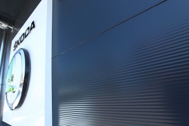 Detail sendvičových panelů Lindab na fasádě autosalonu Škoda Auto Šídlo v Horoměřicích u Prahy