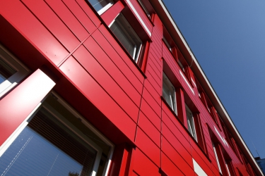 Detail fasádních kazet Lindab na Dětském domově v Ústí nad Labem