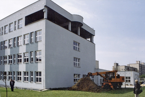 Obr. 1: Příklad 1 – nový pavilon školy, u štítu se provádí kopaná sonda