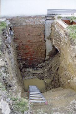 Obr. 3: Příklad 1 – sonda s vodou vytékající ze zásypu stavební jámy