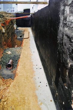 Obr. 4: Příklad 1 – výkop kolem pavilonu a realizace nové svislé hydroizolace a drenáže