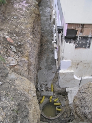 Obr. 7: Příklad 2 – výkop po zátopové zkoušce, na suterénní stěně patrná výška zaplavení