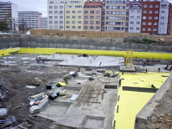 Obr. 10: Příklad 3 – odstraňování železobetonové základové desky nad sektorem hydroizolace, u kterého byla při kontrole zjištěna netěsnost