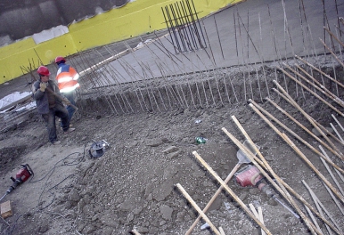 Obr. 10: Příklad 3 – odstraňování železobetonové základové desky nad sektorem hydroizolace, u kterého byla při kontrole zjištěna netěsnost