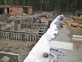 Obr. 18: Příklad 4 – kontrolní hadice sektorů suterénní stěny čekají na zabudování do šachtic v podlaze nepodsklepené části objektu 