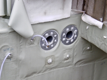 Obr. 19: Příklad 4 – řešení prostupů, sevření hydroizolace mezi příruby chrániček 