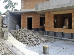 Obr. 22: Obytné místnosti budou od zvodnělé zeminy svahu odděleny obslužnou chodbou s nižšími nároky na stav prostředí