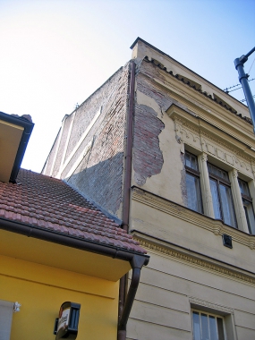 Obr. 1, 2: Výchozí stav uliční a dvorní fasády