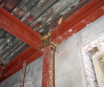 Obr. 4: Předsazená nosná konstrukce stopů u uliční fasády