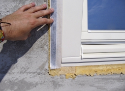 Obr. 6: První – chybné – osazení air-stop pásek – pásky zasahovaly do PUR pěny