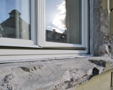 Obr. 7: Aplikace air-stop pásek na kastlíkových oknech