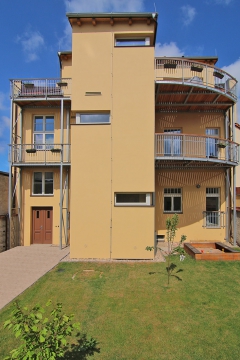 Obr. 16: Dvorní fasáda s jádrovou omítkou na ETICS