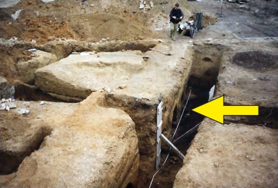 Obr. 2: Raně středověké pece na pálení vápna (šipka) si vynutily změnu provedení nových pásových základů