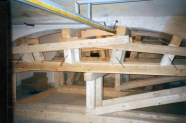 Obr. 7: Podepření klenbového pásu v objektu z roku 1905