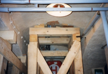 Obr. 8: Podepření klenby mezi klenbovými pásy