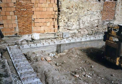 Obr. 17: Nový základ po vybetonování (viz také obr. 14 až 16)