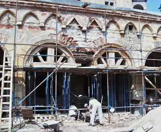 Obr. 19: Průběh opravy – pilíř i základ odstraněny; podepření a opravy kleneb