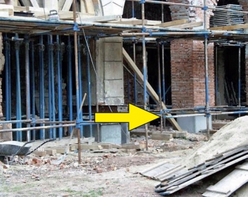 Obr. 20: Nový základ (šipka) a nově vyzděný zděný sloup zámku