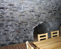 Obr. 24: Opravený sklep z obr. 22 a 23; v pozadí zaslepený otvor do dalších sklepních prostor. Sklep je přístupný a je běžně využívaný.