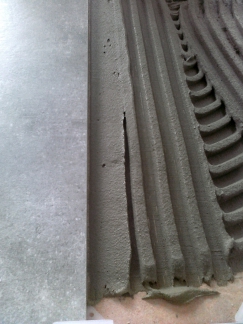 Odstranění přebytečného množství lepidla po obvodu dlažby