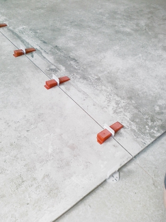 Aplikace vyrovnávacích klínků