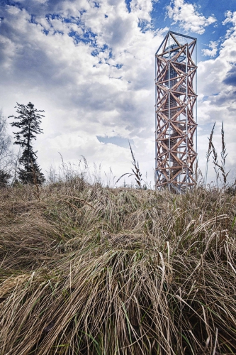 Konstrukci rozhledny tvoří vzájemně otočené a posunuté kubické objemy. Násobení této formy vytváří výjimečnou strukturu stavby.