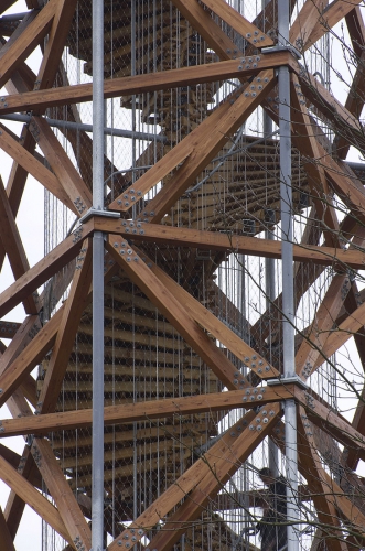 Základní geometrii stavby tvoří dva vzájemně otočené pravo­úhlé rámy čtvercového půdorysu