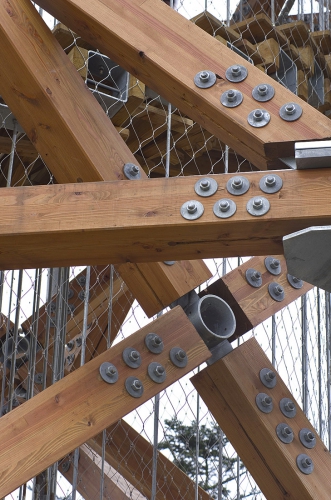 Pravidelná geometrická forma i ortogonální osnova zajistily poměrně jednoduchou realizaci stavby