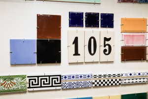 Z výstavy Poklady v českých keramických obkladech