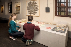 Z výstavy Poklady v českých keramických obkladech