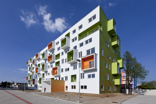 Sestava arkýřů na železobetonových konzolách vytváří nejen charakteristický výraz domu, ale pomohla také vyřešit prosvětlení interiérů