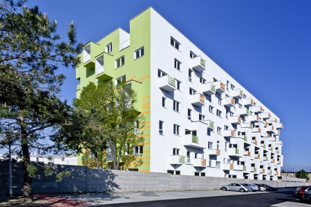 Na jihozápadní straně jsou na fasádě balkony