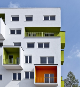 Barevné arkýře tvoří jakési logo domu, autoři je pojali jako výrazný barevný prvek